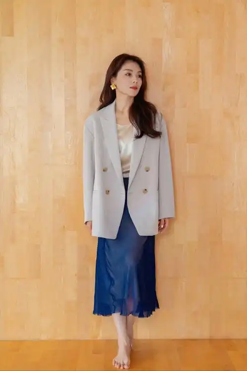 46岁刘涛颜值回春了?灰西装配半裙优雅妩媚!身材保持得真好