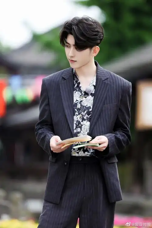 蔡徐坤奔跑吧开播剧照西装造型搭配印花衬衣