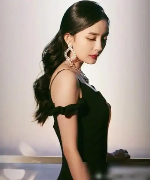 杨幂为了证明身材好,拍照故意侧身站,看到照片,确定真实存在?