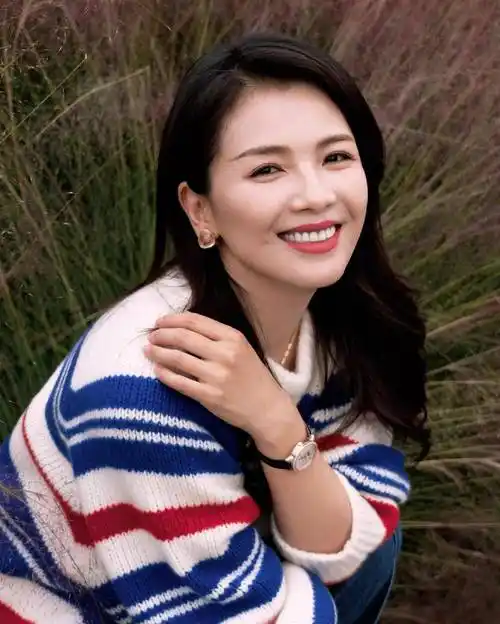 45岁刘涛晒自拍照,眼角皱纹明显,被疑整容似网红脸_王珂_网友_照片