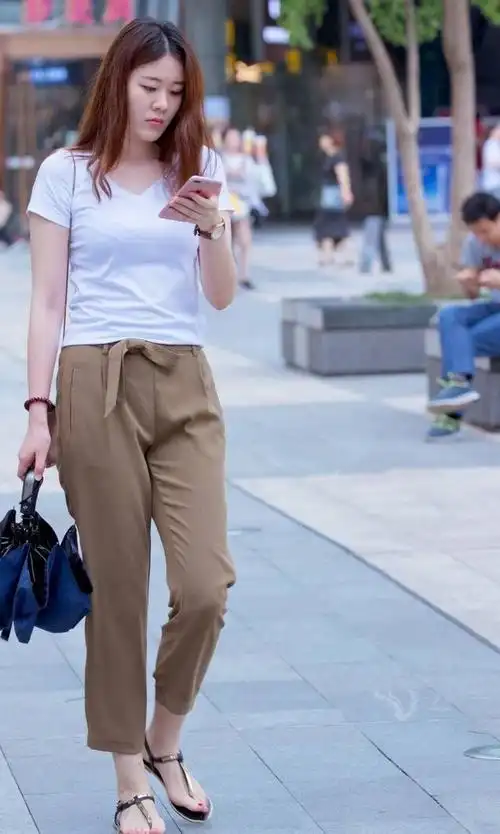 时尚街拍夏天不知道怎么穿试试白色t恤时髦又百搭