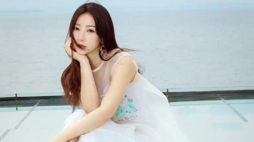 柳岩秀傲人身材图片-美女壁纸-高清美女图片-第4图-娟娟壁纸