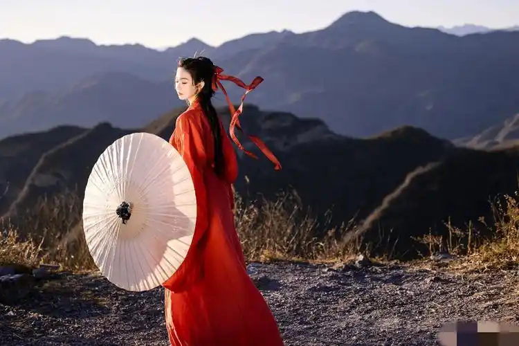 张艺凡红衣古风造型写真,清冷飘逸,灵动仙气__财经头条