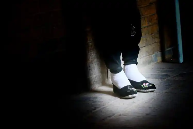 山西闻喜:堆后村有两位近百岁的小脚老人:柳金花,杨菊花,同年生日,同