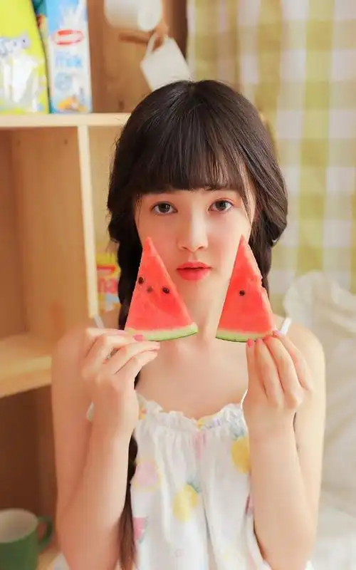 16岁双马尾少女私房写真笑容甜美天真烂漫牛奶肌肤小脚可爱