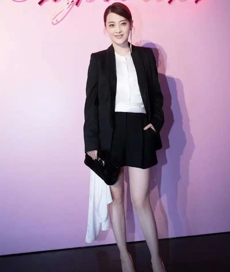 原创梅婷45岁了一点不显老摩卡波波头配黑色一字肩连衣裙典雅高贵