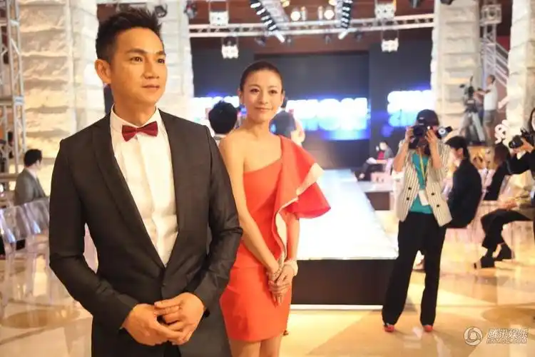 高清:骆达华《爱闪亮》饰设计师 化身时尚达人