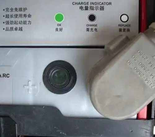 其实免维护蓄电池同样需要定期检查,每间隔两个月看一下 观察孔的电量