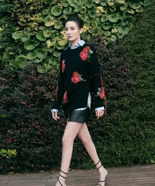 "冰美人"宋佳,一身冰肌玉骨,身着黑色丝绒开叉裙,魅力四射_感觉_柳琴