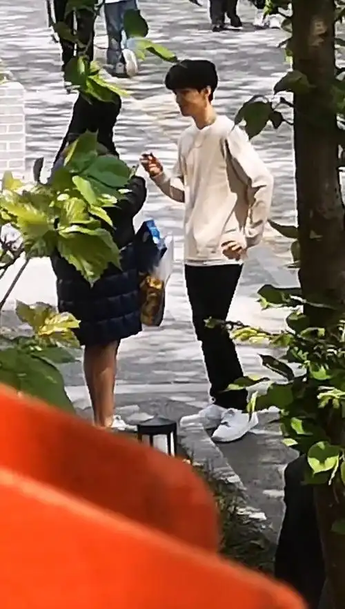 关晓彤范丞丞吻戏路透