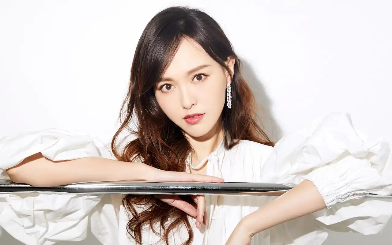 唐嫣温婉迷人高清桌面壁纸网罗最热门的明星,美女,卡通等图片,美桌网