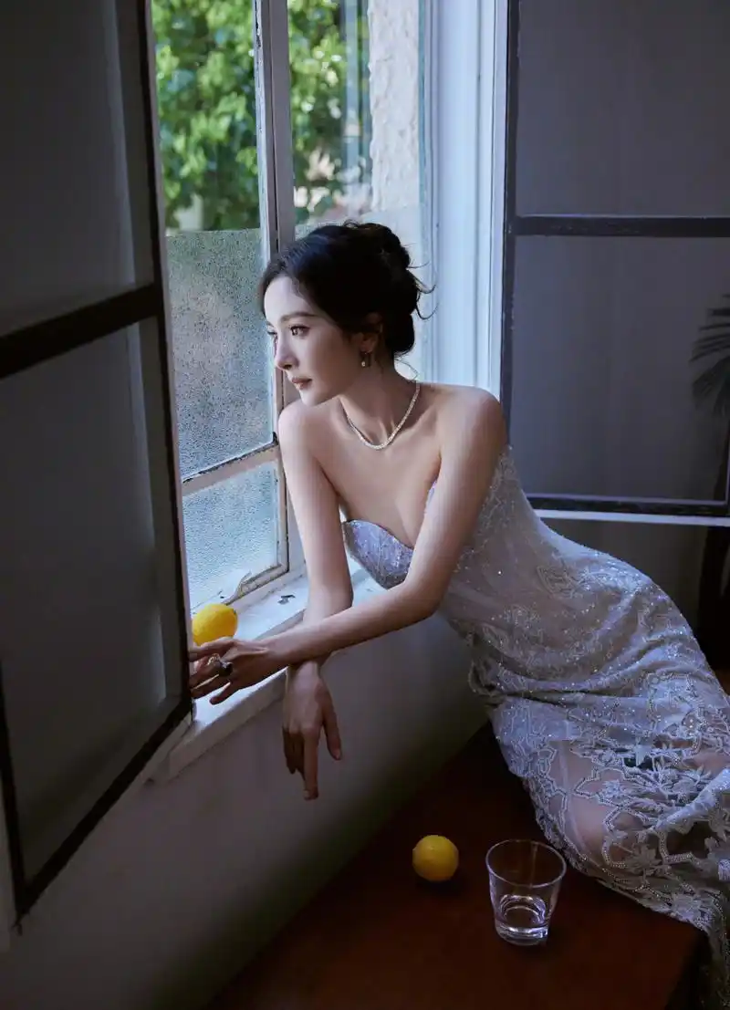 杨幂抹胸亮片礼服裙写真,奢华之中蕴含古典雅致,雍容气质令人瞩目