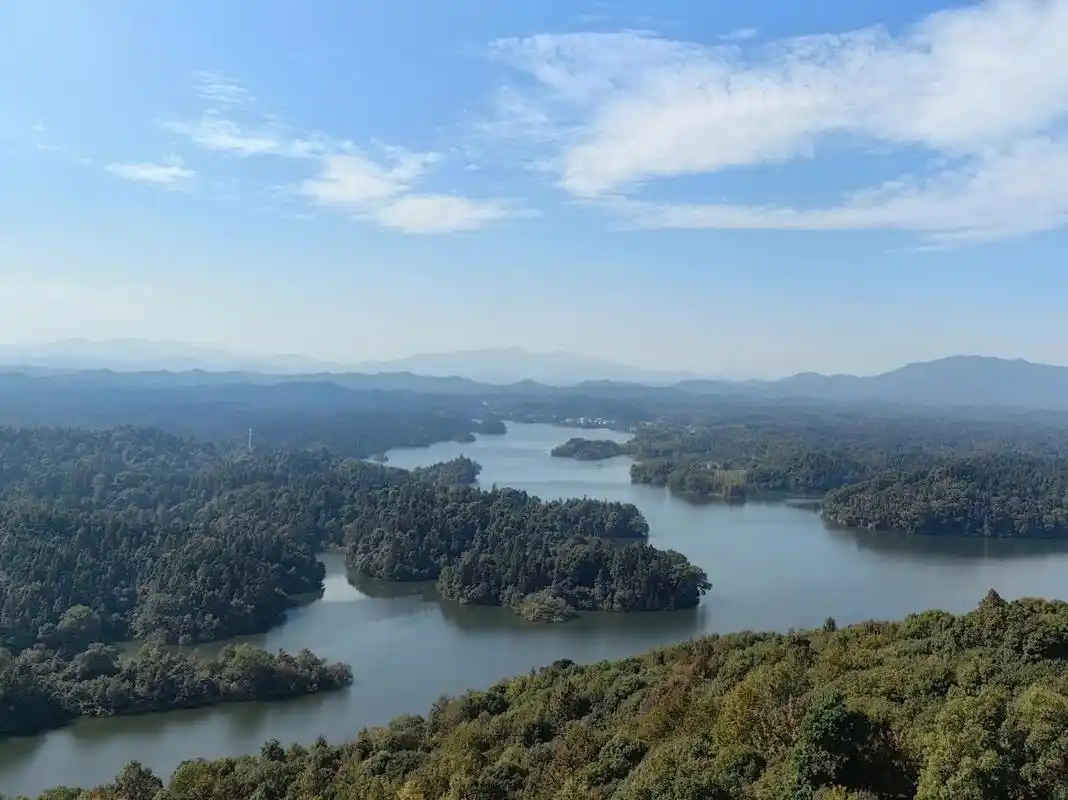 江西·新余—仙女湖风景名胜区 从新余站坐公交直接到仙女湖下车,步行