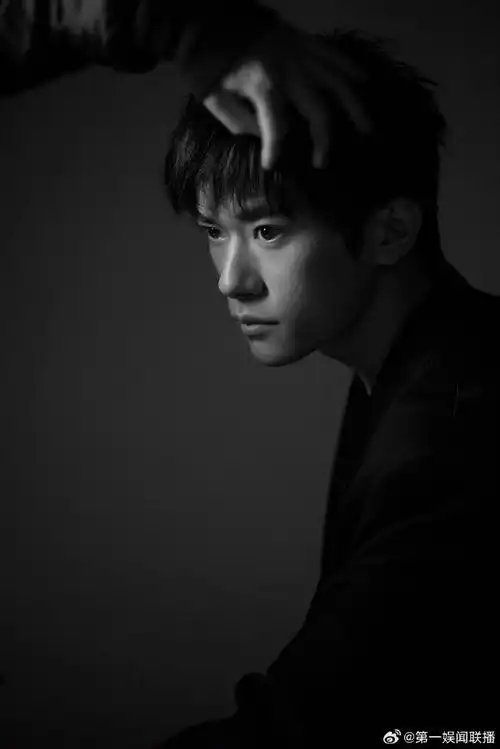 易烊千玺眼睛肿了