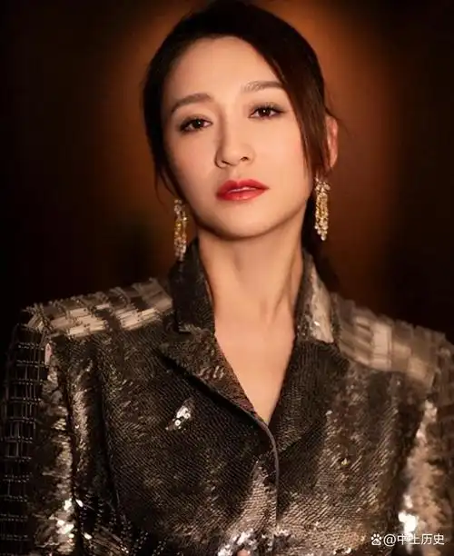 47的"人间尤物"李小冉,感情经历挫折后,最终收获爱情