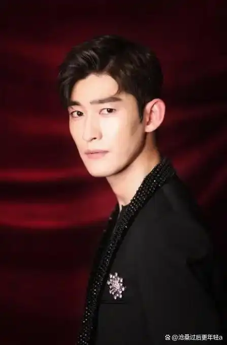 他就是张翰,曾经的《新还珠格格》里的五阿哥,也是《东八区的先生们》