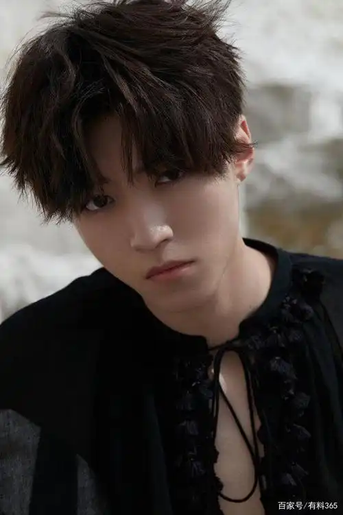 王俊凯解锁新发型,长刘海终于安排上了,粉丝却被他惊艳到了