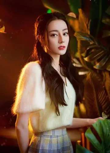 迪丽热巴蒲公英写真大片上半身是春秋下半身是夏天冰火2重天