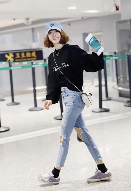 蔡依林穿长款大衣走机场内搭针织衫阔腿裤156穿出165既视感