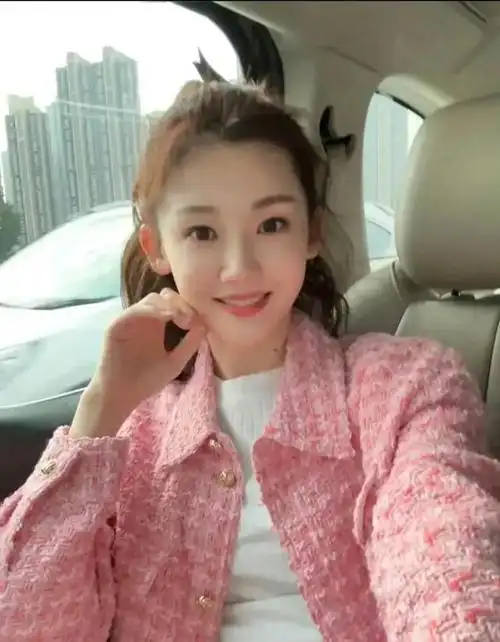 郑恺老婆苗苗晒最新穿搭美照粉色小香风高马尾俏皮可爱又甜美