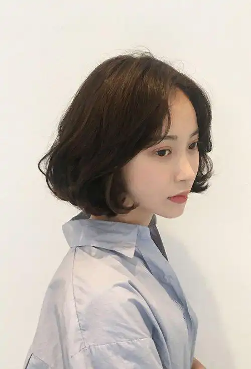 女生中分外翻卷发打造 迷人质感尽显的卷烫头发