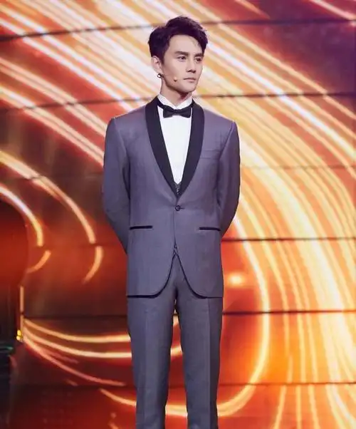 37岁王凯帅气不输小鲜肉,穿亮面西装搭增高鞋,大长腿太有魅力_网易