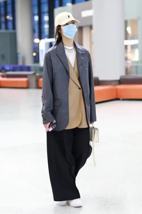 宋妍霏穿灰色皮西装搭配黑色阔腿裤时髦有范儿