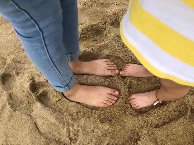 小脚丫大脚丫,两只碰一碰