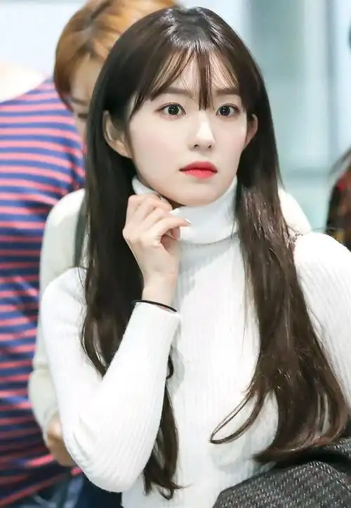 真的是长的好看留什么发型都非常的好看,这张照片中的裴珠泫很非常的