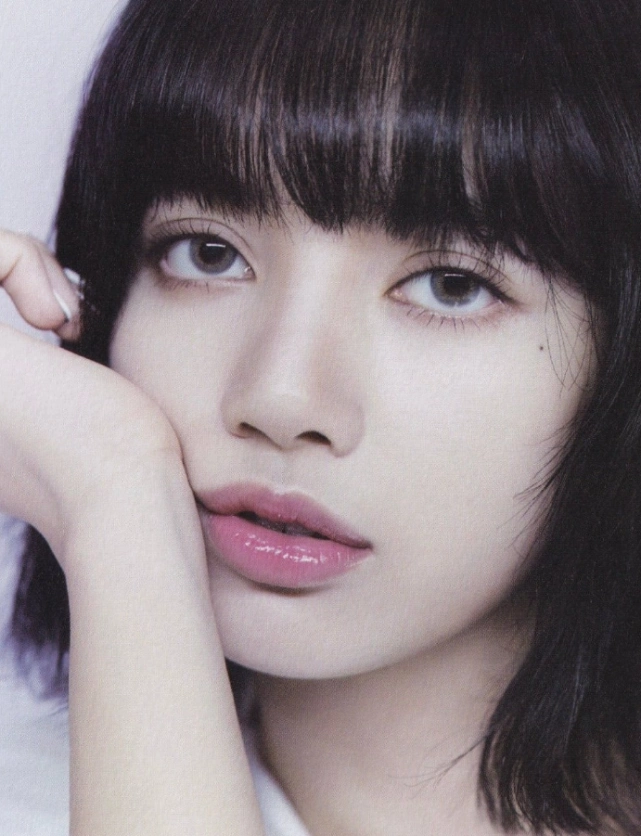 lisa为秀身材放大招故意在牛仔裤正面剪个口看完谁顶得住