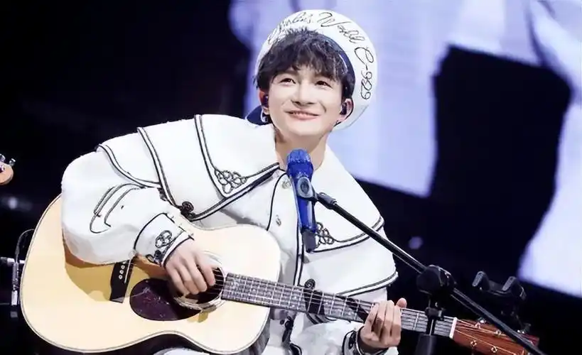 回顾周深从雌雄莫辩到央视御用歌手31岁他令人刮目相看