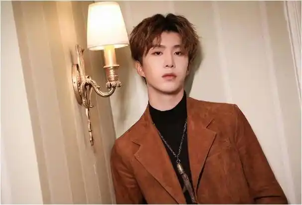 同陷未婚生子传闻范丞丞含糊其辞王一博果断辟谣