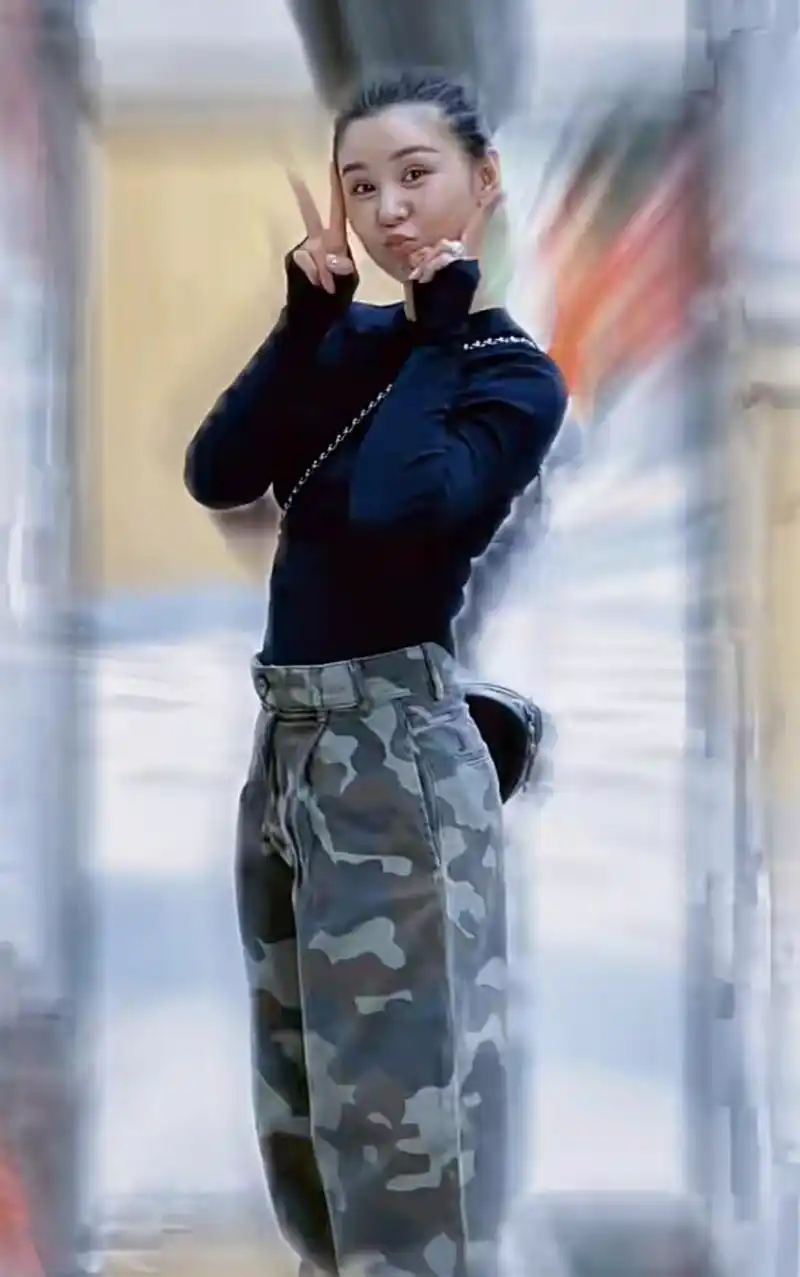 李小萌小区玩滑板穿露脐装产后曲线变的更好皮肤q弹还婴儿肥