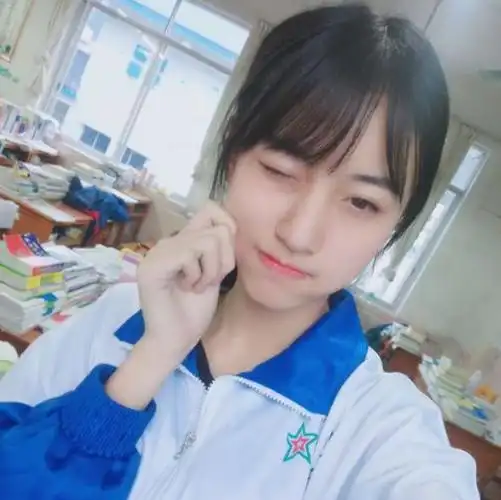 初中女生自认为呆萌的行为男生眼中很幼稚老师眼中是异类