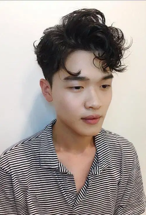 秋冬头发少男生卷发图集怎样打理出帅气的卷头发