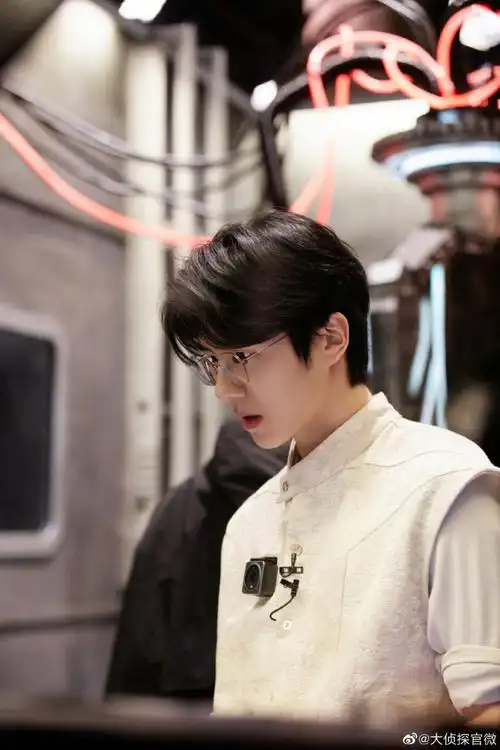 刘昊然全白眼镜造型