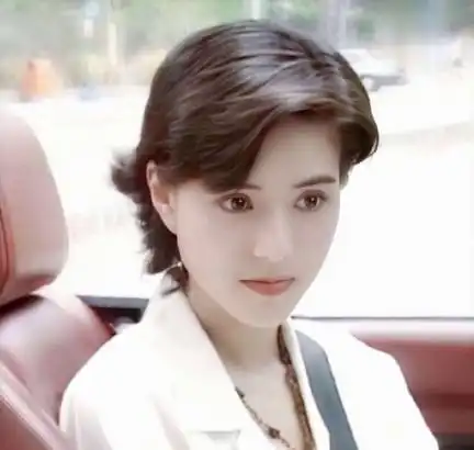 李若彤短发造型,真心美翻了,网友:盛世美颜!你们认为呢?