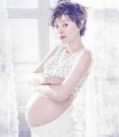 张子萱晒会大肚孕照美艳动人,可怀孕日记却将两个常见字写错!