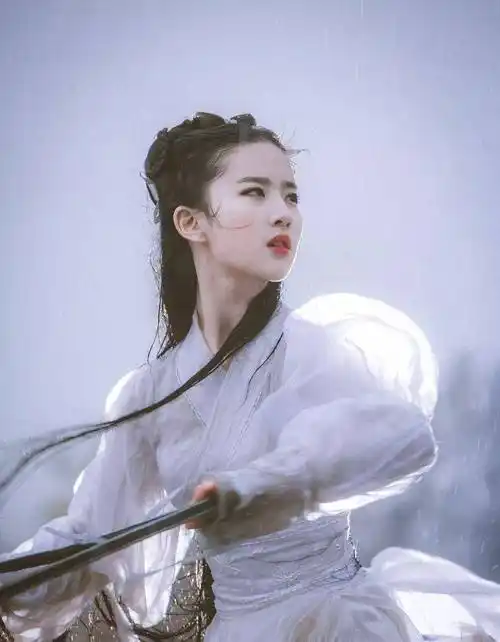 至此,刘亦菲已经是"清纯系"巅峰的代名词.