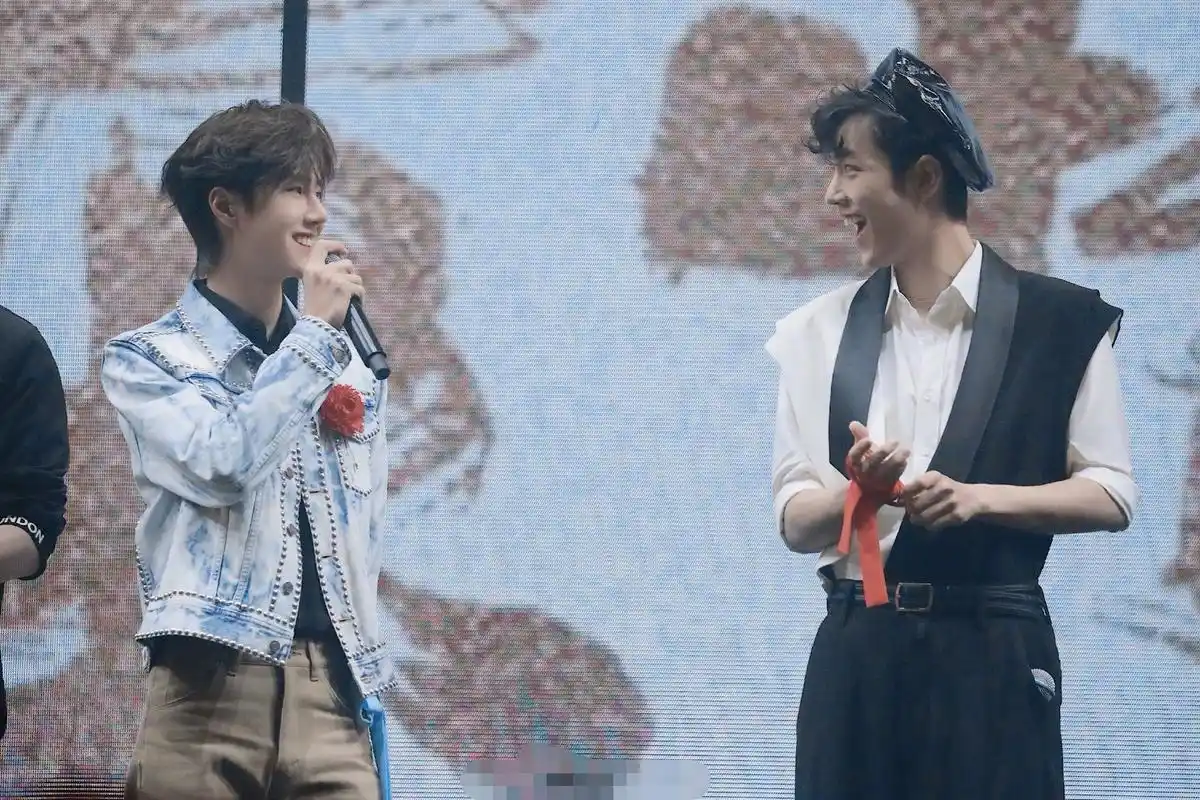 陈情令演唱会已开启,肖战卷发造型俏皮感十足,还与王一博合唱无羁