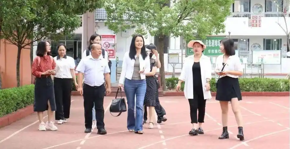 据介绍, 2024年以来,海珠区共选派2个帮扶团队6名教师在贵定中学,树人