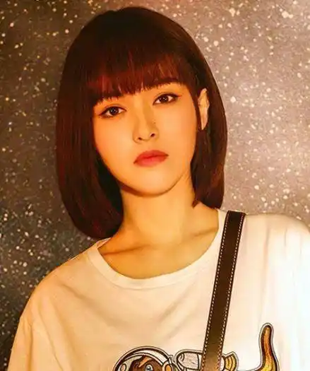 37岁唐嫣罕见短发露面,造型可爱俏皮像少女,穿短裙尽显细腰长腿_穿着