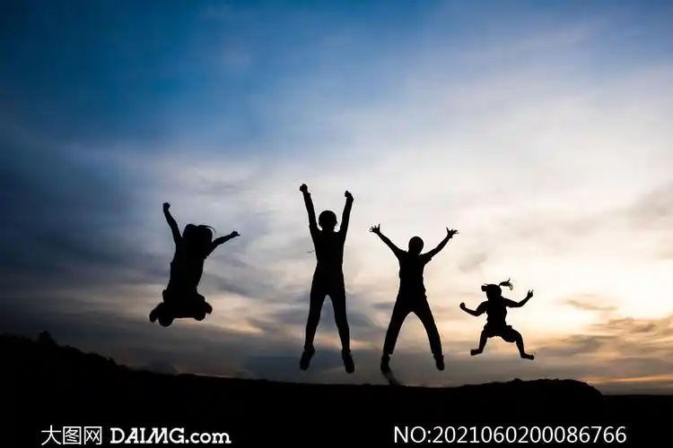 傍晚开心跃起的一家四口剪影摄影图片