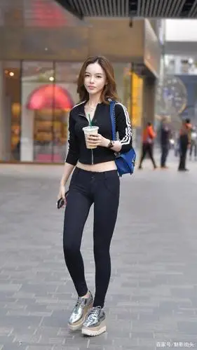 运动上衣加紧身裤,搭配厚底运动鞋,美女穿运动装显身材又有气质