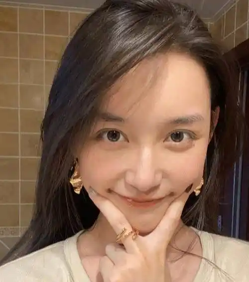 原创蒋依依穿中戏羽绒服参加活动生图发量厚实央视镜头下依然漂亮