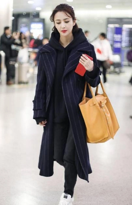 女明星机场照大比拼,佟丽娅新发型减龄,少女范十足!