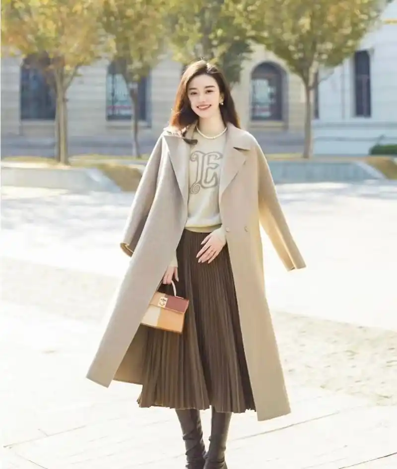 今年穿"大衣"少搭配裤子,换成这些裙子,靴子,增高显瘦还时髦