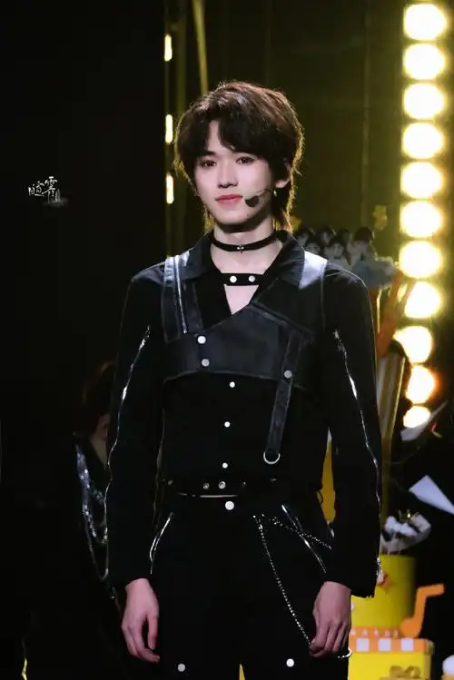 宋亚轩楼外楼演唱会##宋亚轩solo舞台不枉##时代少年团叁重楼暨车道