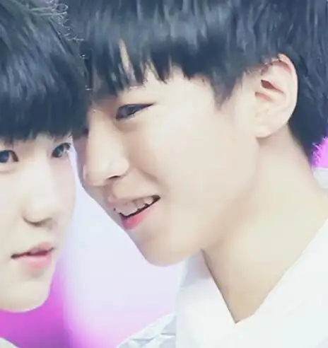 照这种"事故"是因为王源和王俊凯从小一起长大的好朋友,关系也很亲密