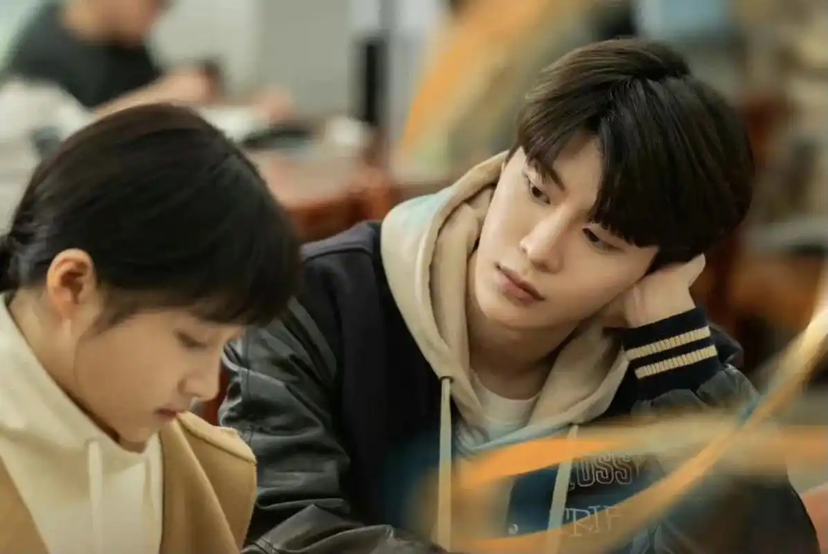 范丞丞和关晓彤私下关系很好,两边团队都没有刻意捆绑cp,毕竟太熟了